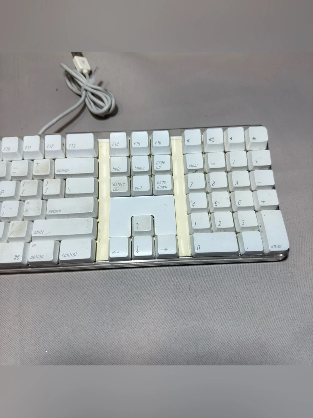 Apple A1048 Wired USB Full Sized Keyboard